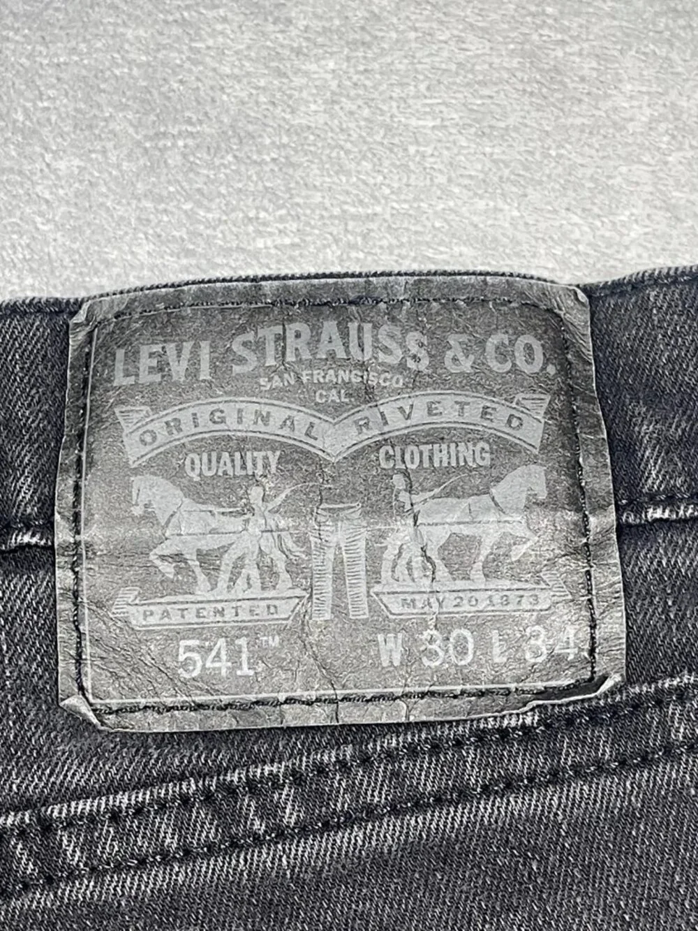 Vintage Levi’s 541 Black Denim Jeans 30x34 Athletic Tapered Men’s Faded 90s Y2K
